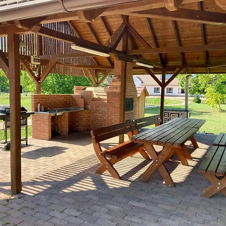 Mezovegi Vendeghaz 펜션 Kisar