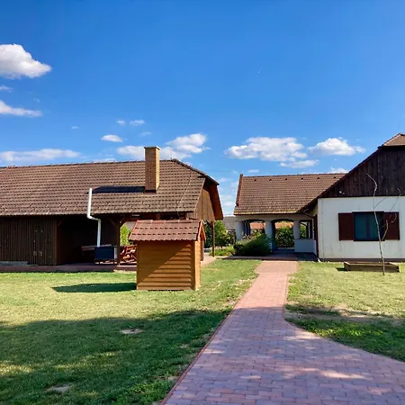 Mezovegi Vendeghaz 펜션 *