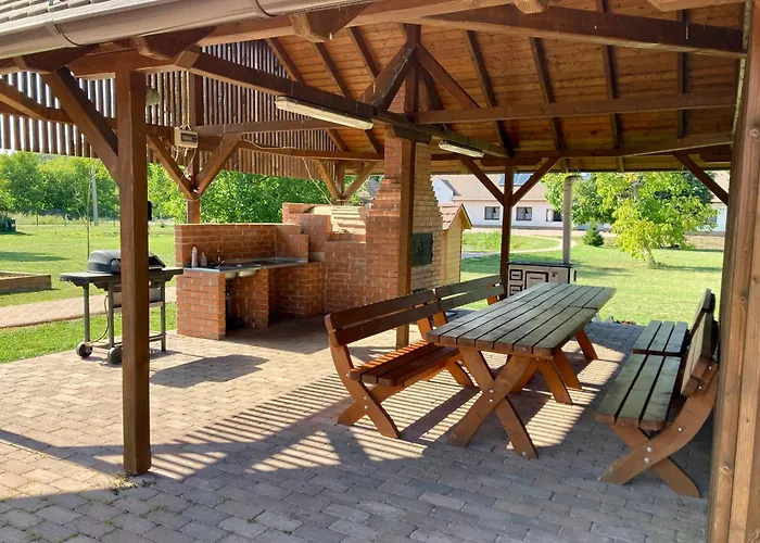 Mezovegi Vendeghaz 펜션 Kisar